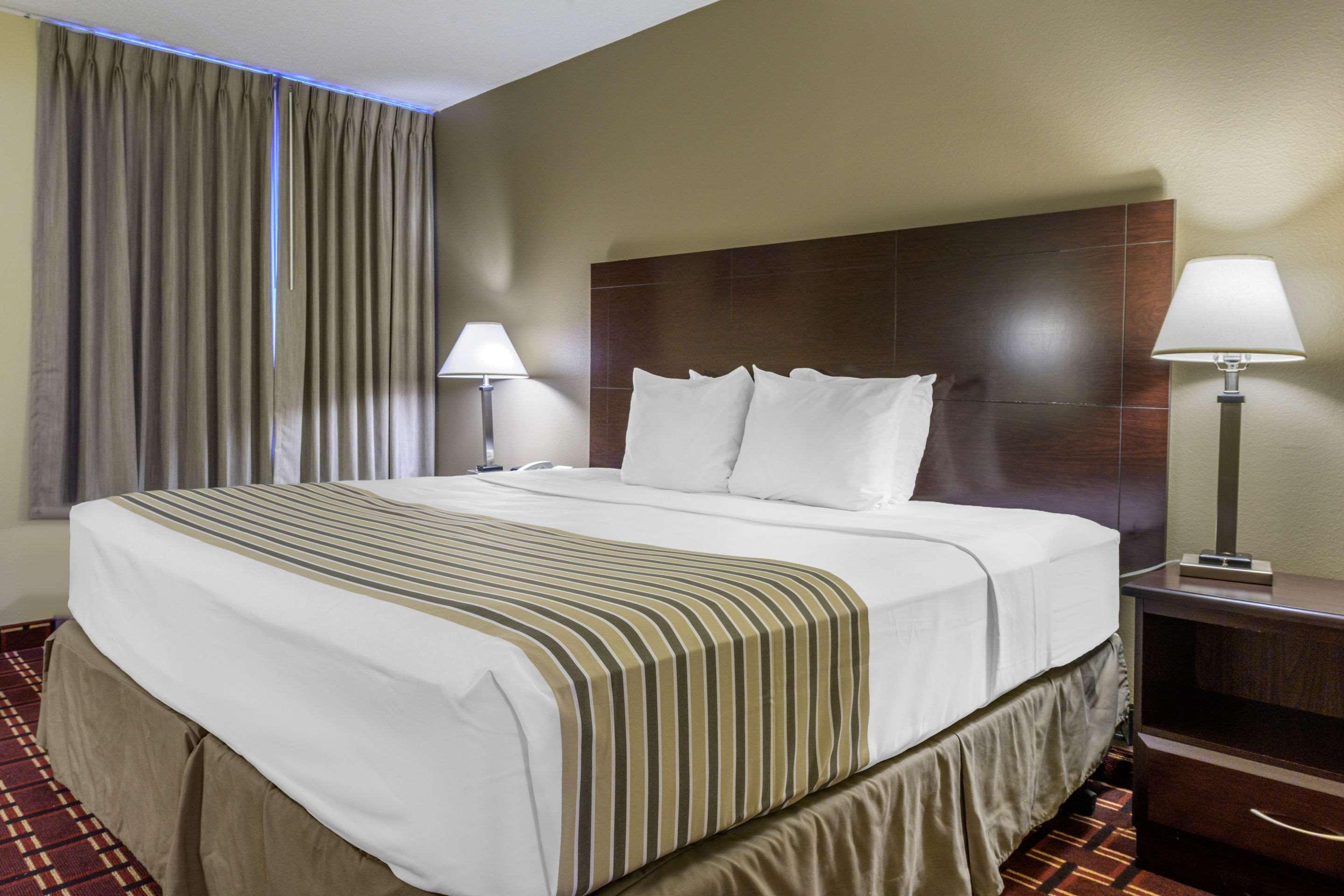 Econo & - Wheeling Hotel